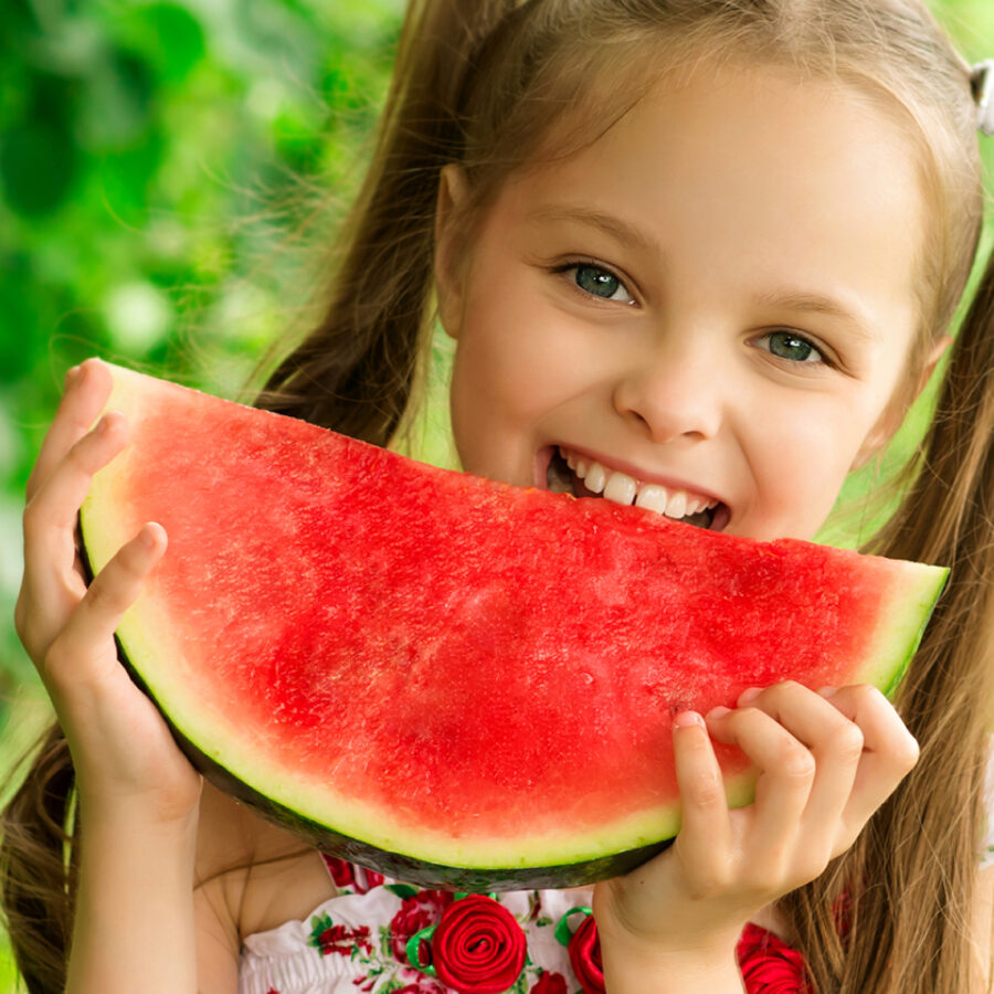 A importância das frutas na alimentação infantil vai além da nutrição