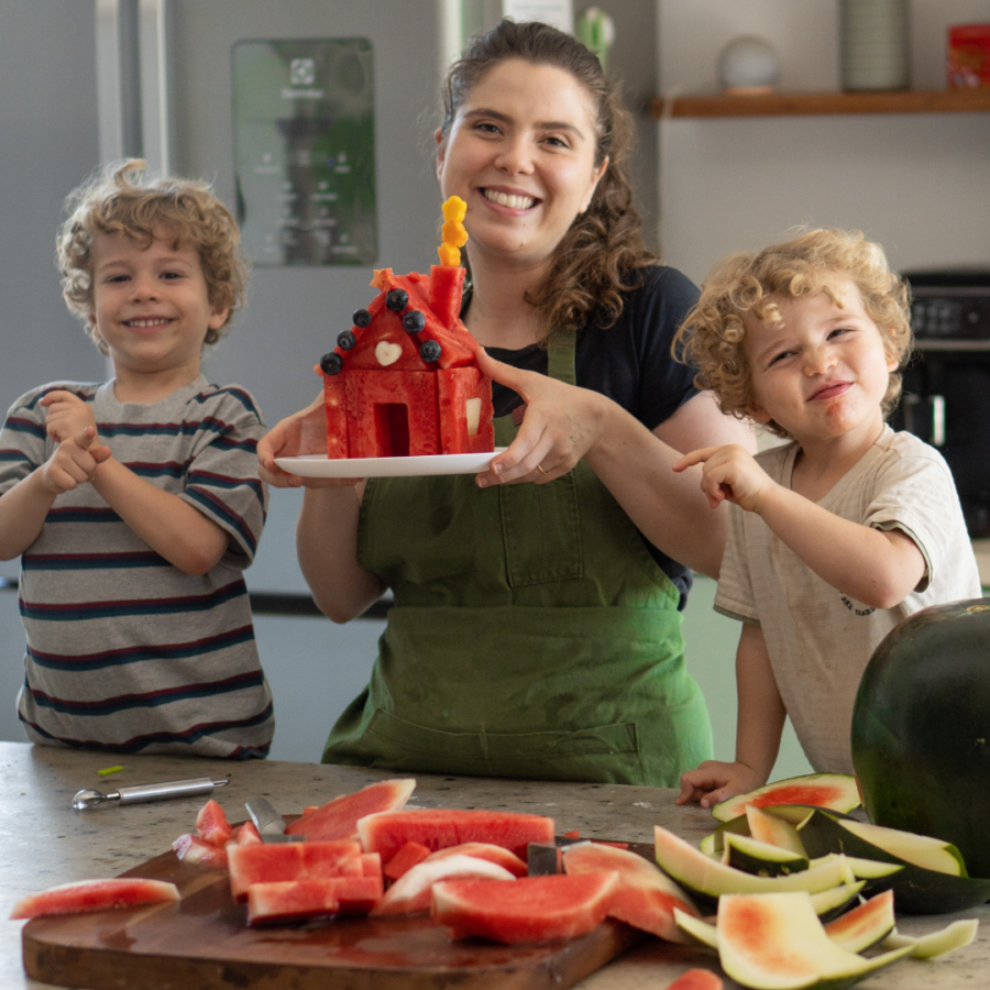 Casinha de Natal de Melancia: uma atividade divertida, sensorial e cheia de benefícios para as crianças 🍉 🎄🫶
